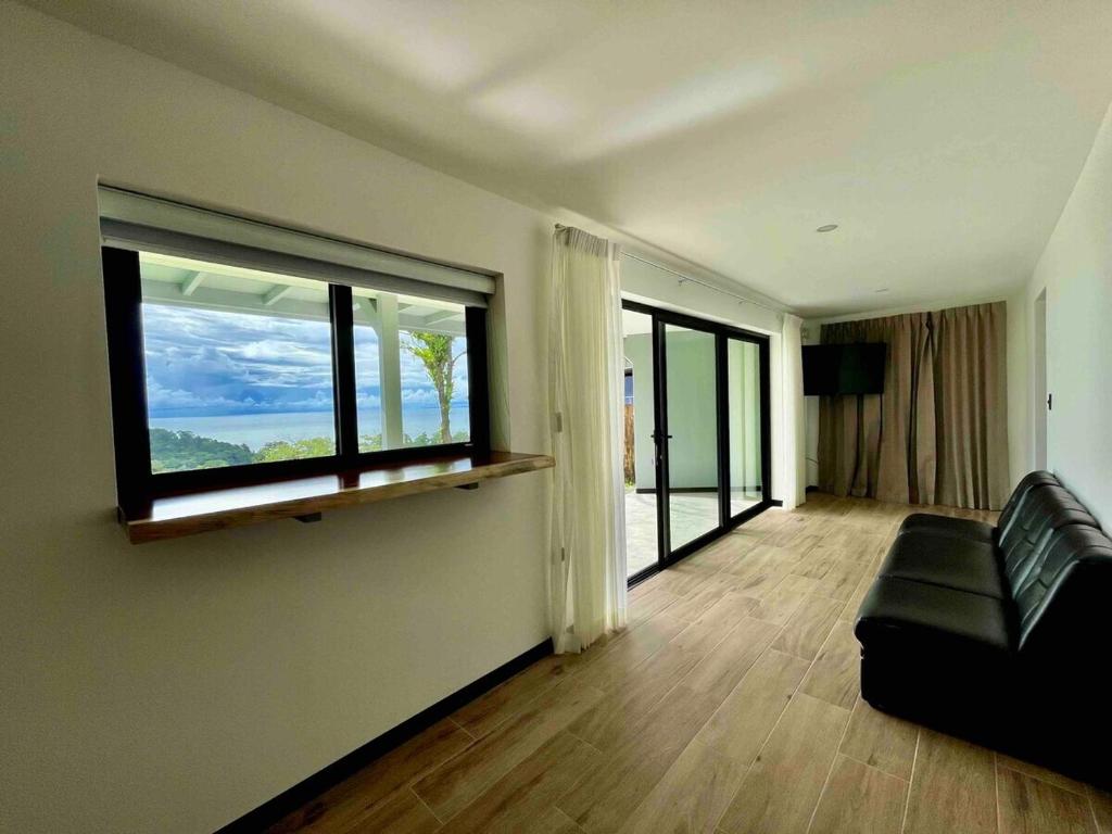 Deluxe One-Bedroom Apartment with Ocean View