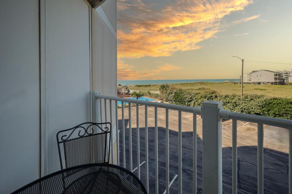 Oceanfront Charm at The Crabby Paddy!, North Topsail Beach
