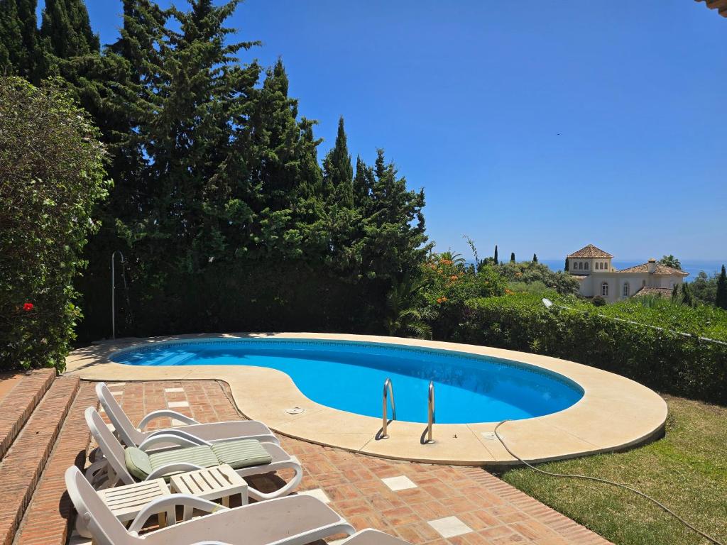 Sea view villa with pool, near beach in Calahonda, Marbella area - 4