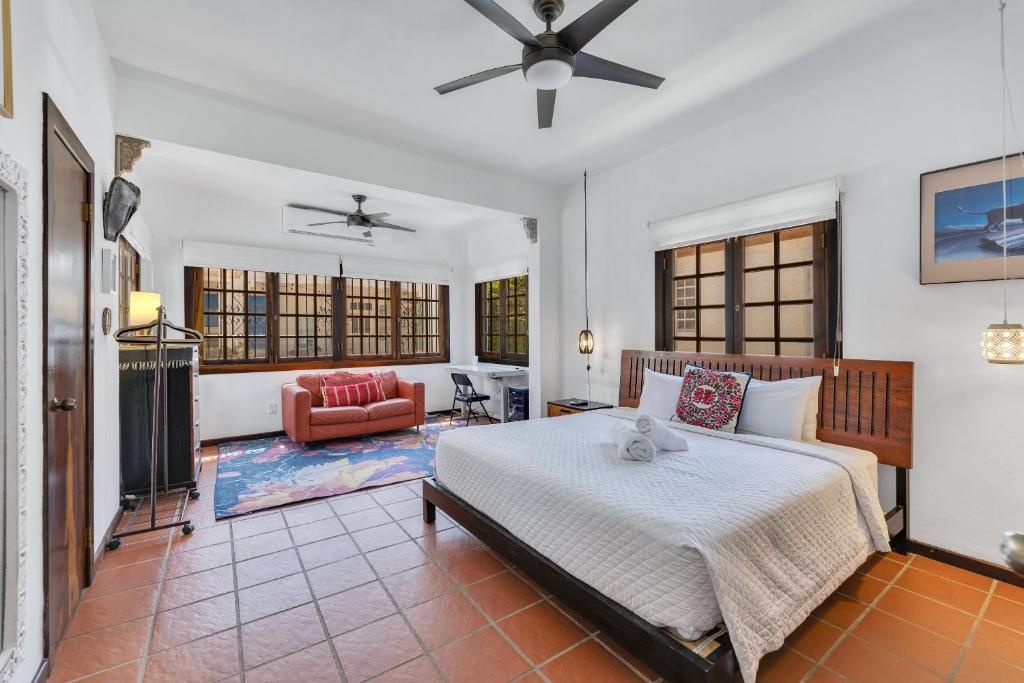 Bright & airy Spanish villa steps to sand GEN AC - Main House, San Juan