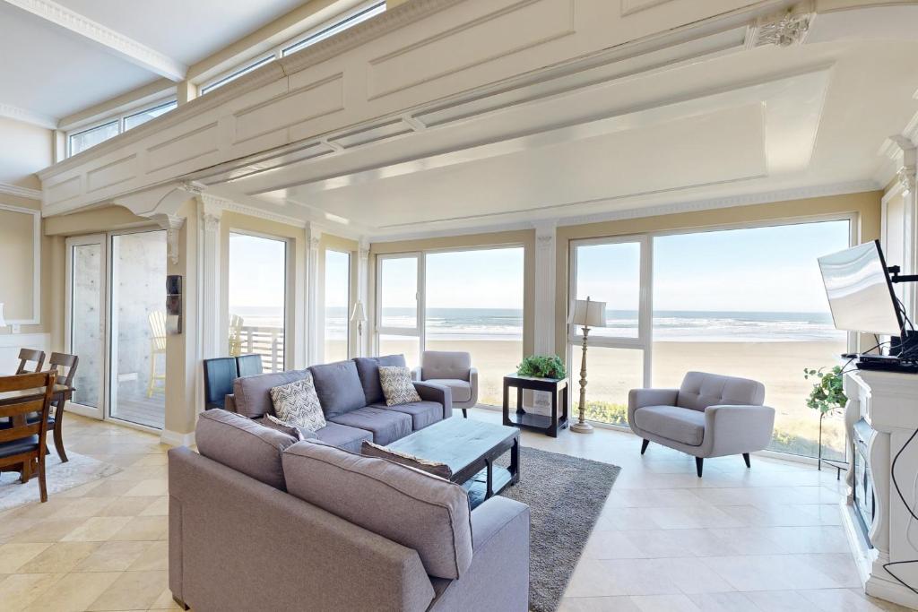 The Modern Oceanfront View Condo #203, Rockaway Beach
