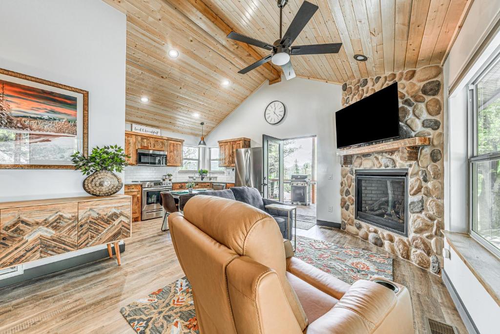 Walkable Location and Scenic Views Ruidoso Cabin!, Ruidoso