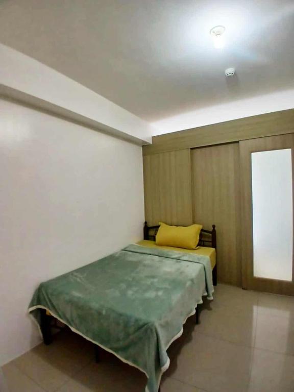 1BR Condo with 2 Beds near MOA & Airport - 9117C, Manila
