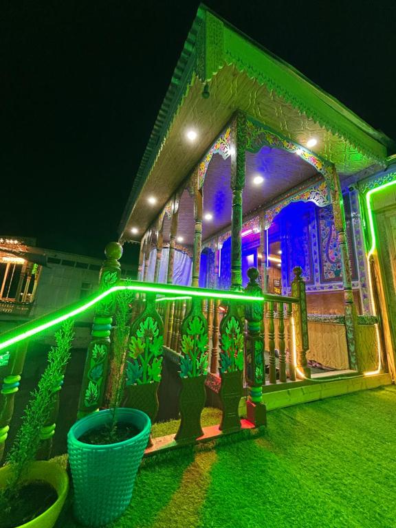 VIBEs OF KASHMIR, Šrínagar