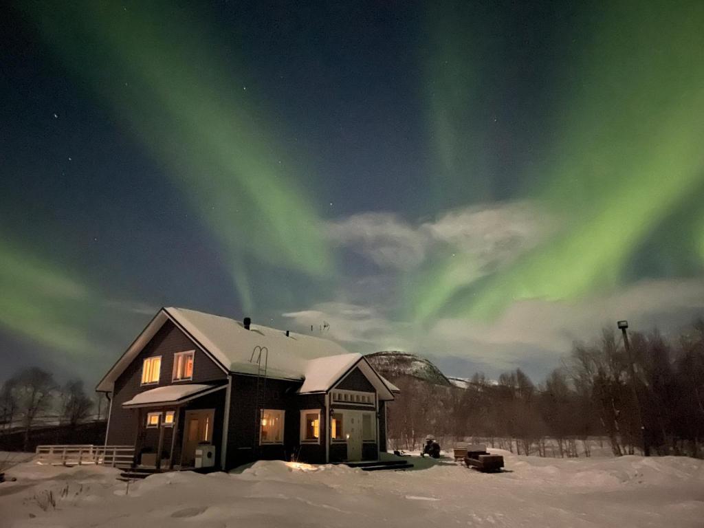 Spacious Riverside Home with Aurora and Wilderness, Utsjoki