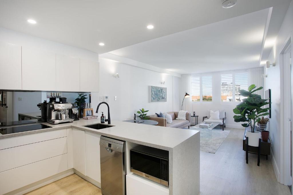 Cyan skies, Elizabeth Bay I90, Sydney