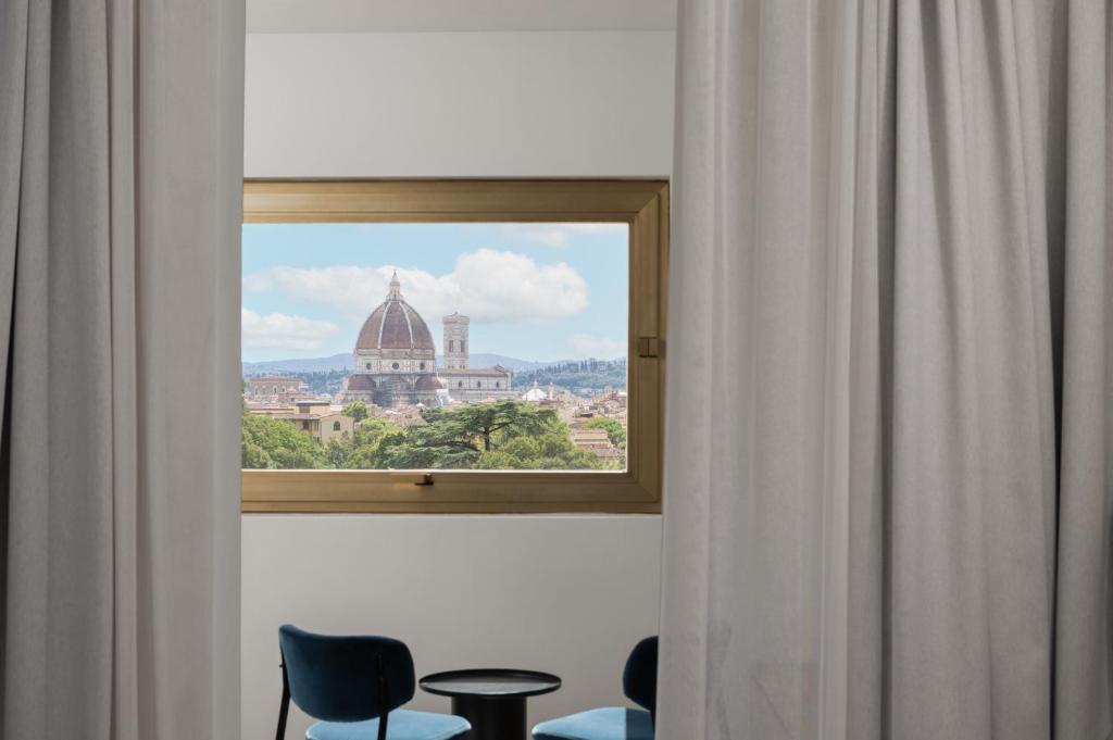 Modern Apartment with Skyline Views - 4