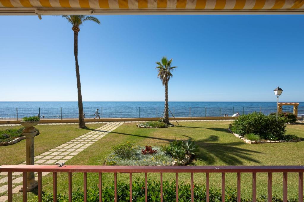 Beachfront Bliss in Mijas Costa 2-Bedroom Apartment in Lubina del Sol - 3