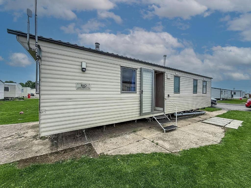 Great 8 Berth Caravan With Unlimited Wi-Fi At Seawick Holiday Park, Ref 27213Sw, Clacton-on-Sea