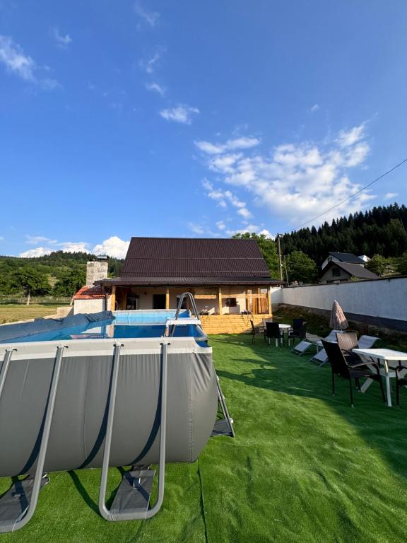 Apartman Biser, Luke