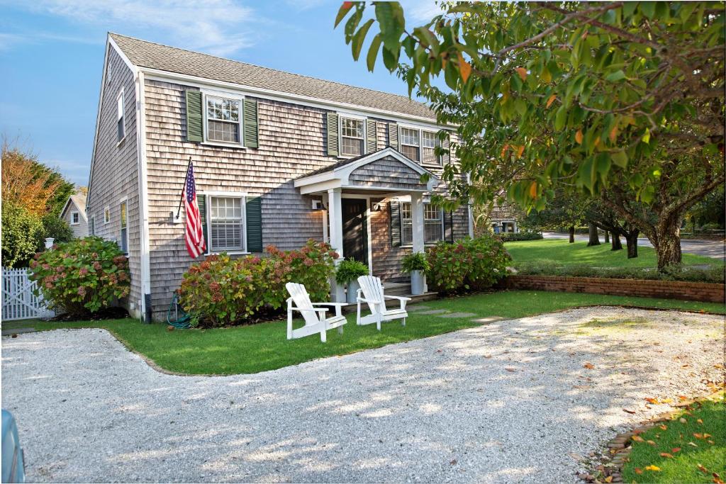 Modern Saltbox in Edgartown Village, Edgartown