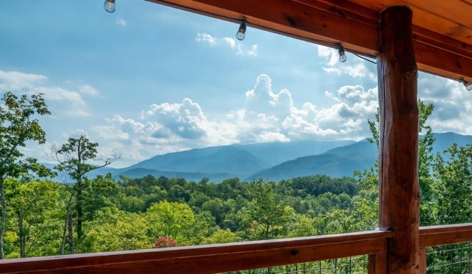 LOVED, Stunning MTN Views, Game room, Fire Pit, Gatlinburg