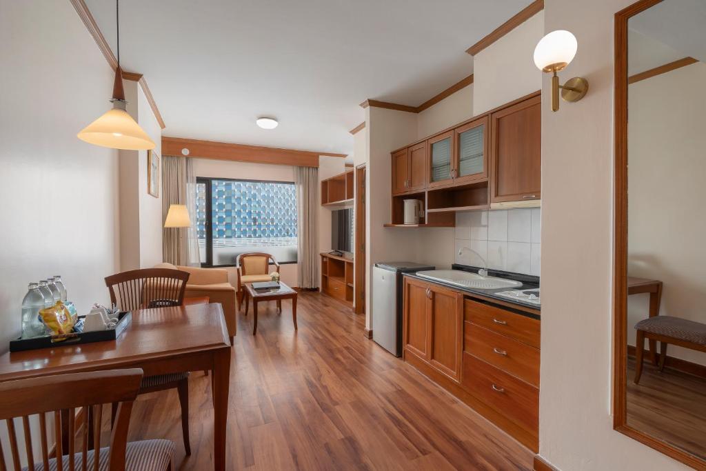 Grand Diamond Suites Hotel