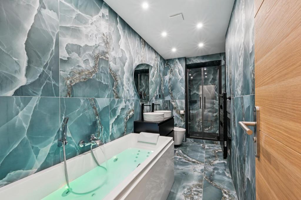 Lavie Maison Sauna Hot Tub & AC in 7th - 5