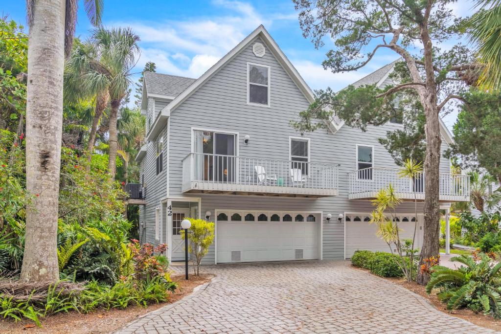 5 min Walk to Beach & Dining in a Private Street, Holmes Beach