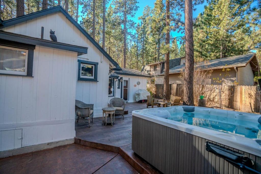 Hobbit House in Big Bear ~ Cozy & historic cabin with Wi-Fi & hot tub, Big Bear Lake