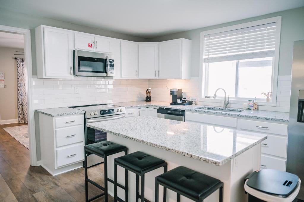 Avalon Cottage with hot tub, Danville