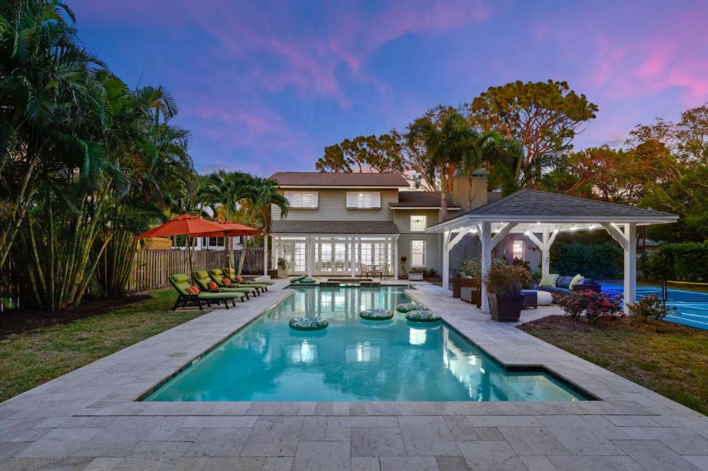 Sleeps 18 - Pool Slide Pickleball & Fire Pit, Seminole