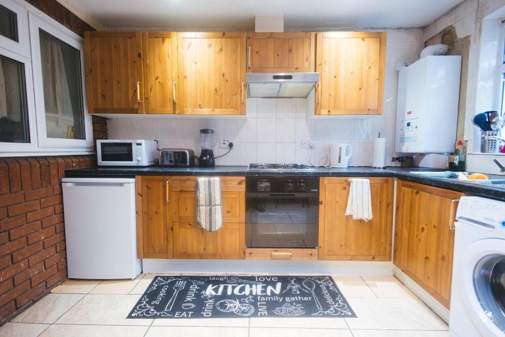 2BR House Near Excel, O2, City Airport, 3 DLR Lines, Beckton