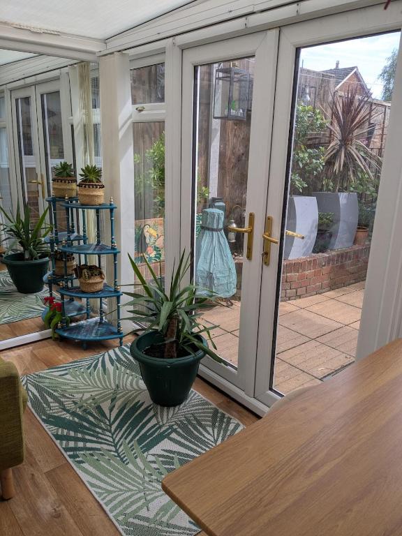 Airy Coastal Courtyard House photo 4
