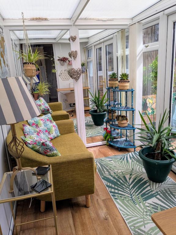 Airy Coastal Courtyard House photo 3