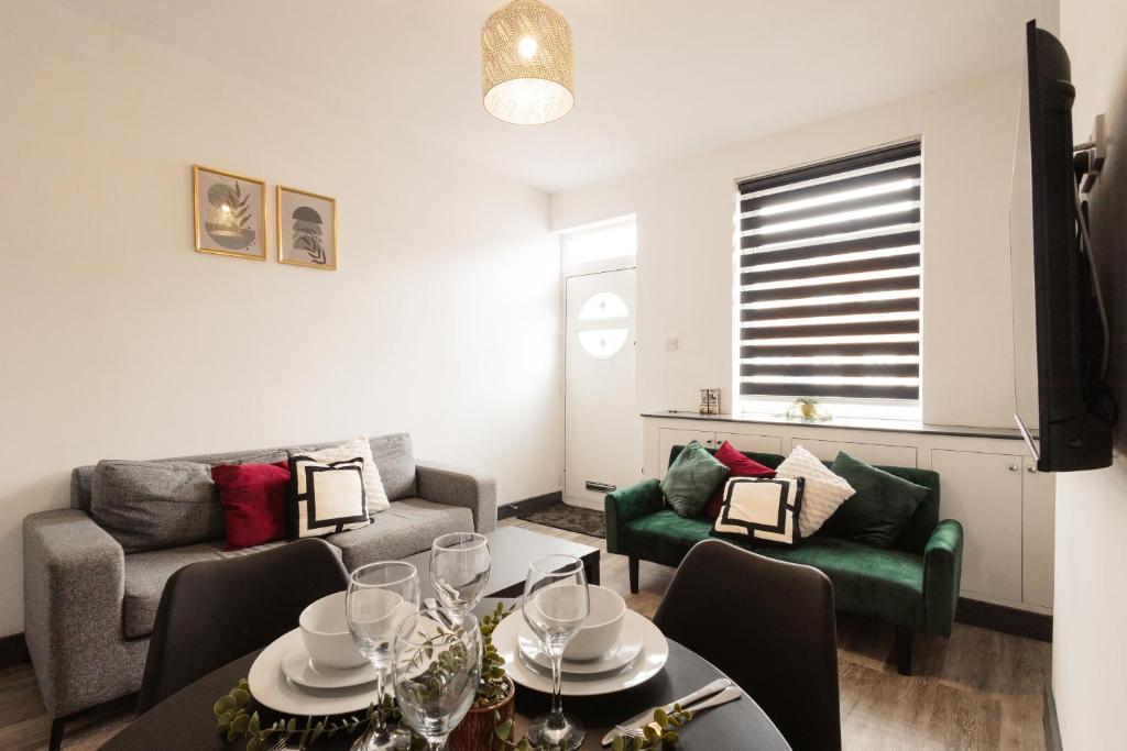 2 Bed 2 Bath Home, Garden, Parking, Sleeps 6, Fast Wifi, Smart TV, Denton