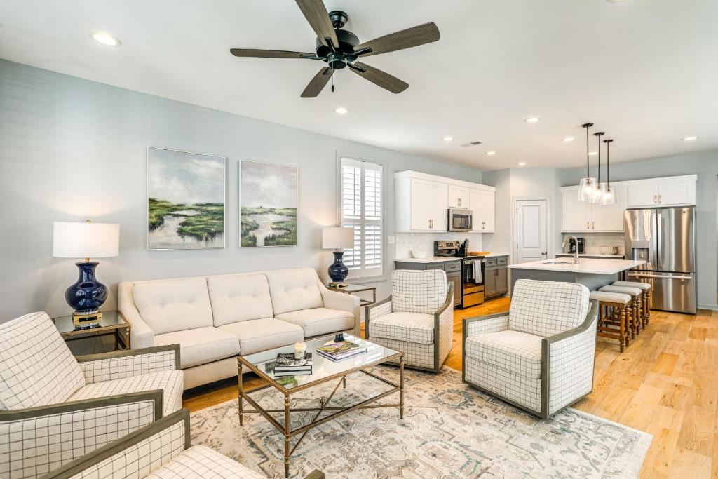 Near Square and Campus Modern Home with Pool Access!, Oxford