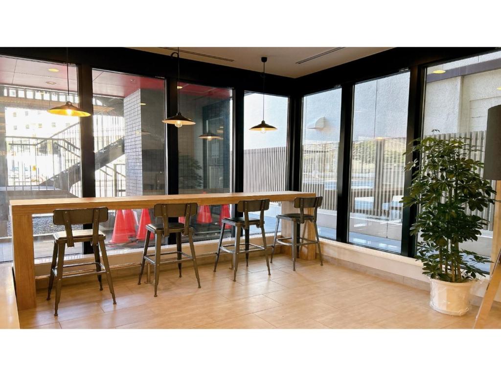 Smile Hotel 객실 내 책상과 공간