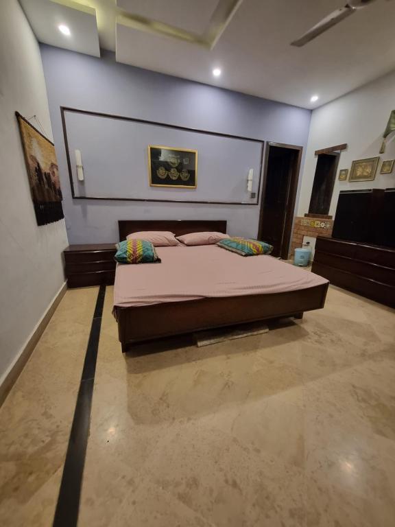 Deluxe room hosted by Qureshi, Lahore