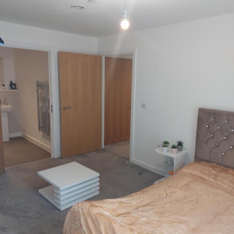 Ensuite Double Bedroom, Live in landlord, Warrington