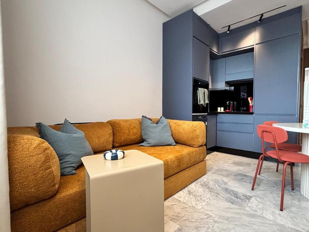 Othman damir, Agádir