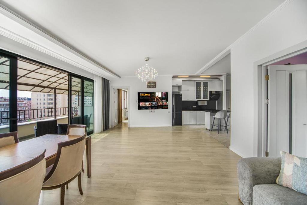 Penthouse with Great Ararat and City View! Super Central 2 Bedroom in New Building, Jerevan