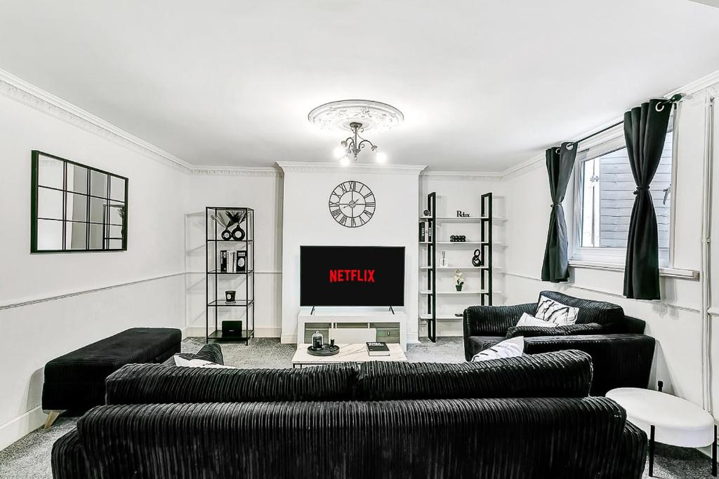 Spacious Modern Beachfront Apartment with Parking, Portsmouth