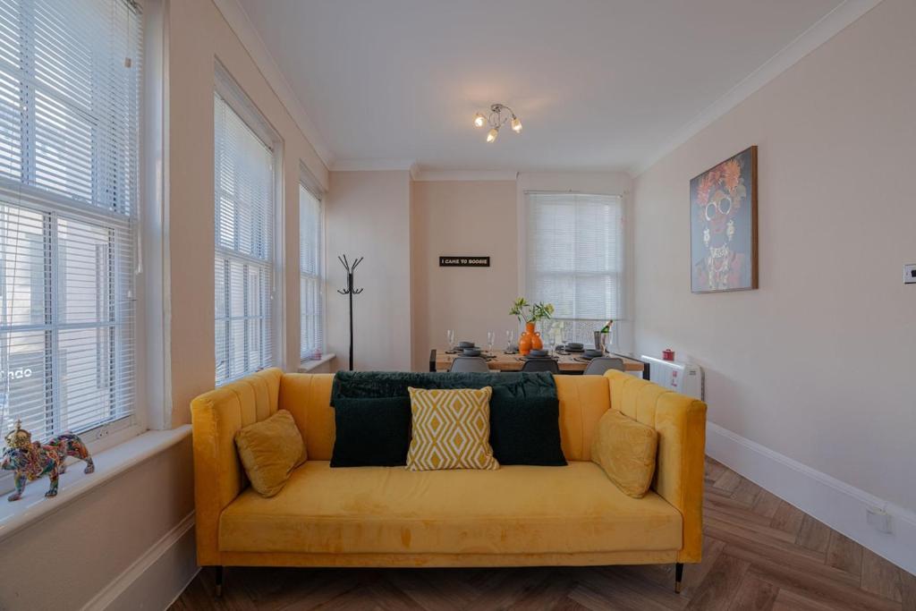 Beachfront, 2-bedroom, Sleeps 5, long stays, Brighton and Hove