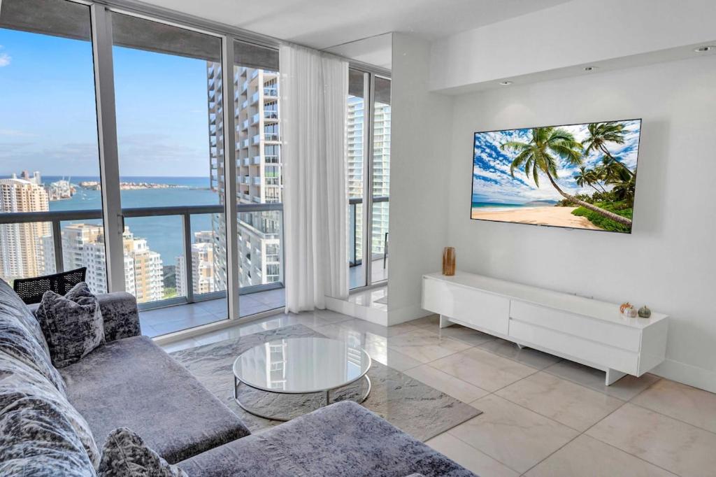 43rd Floor Icon Brickell Condo with Bay & Pool View 5 star SPA access, Miami