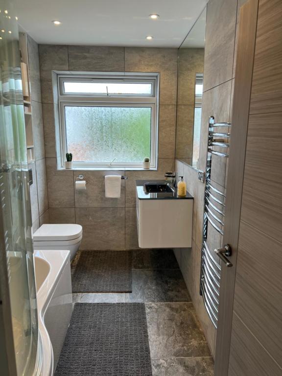 Luxurious Entire 2-Bedroom Apartment in the Heart of Bromley, Bromley