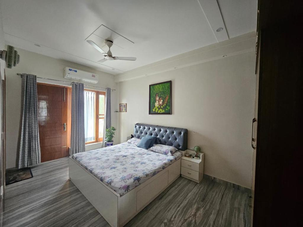 Universe Stays, Gurgáon