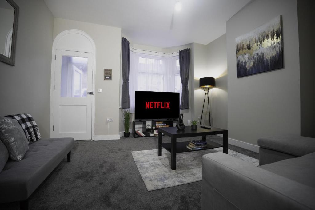 Spacious 3BR Home, WiFi, Free Parking, Wainscot