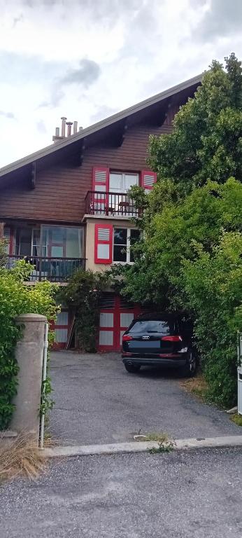 Appartement 2 chambres avec balcon et vue sur montagnes - 1