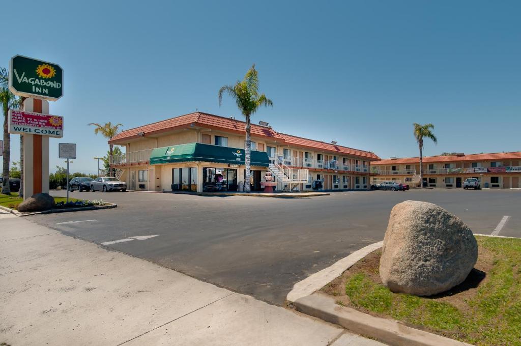 Vagabond Inn Bakersfield South photo