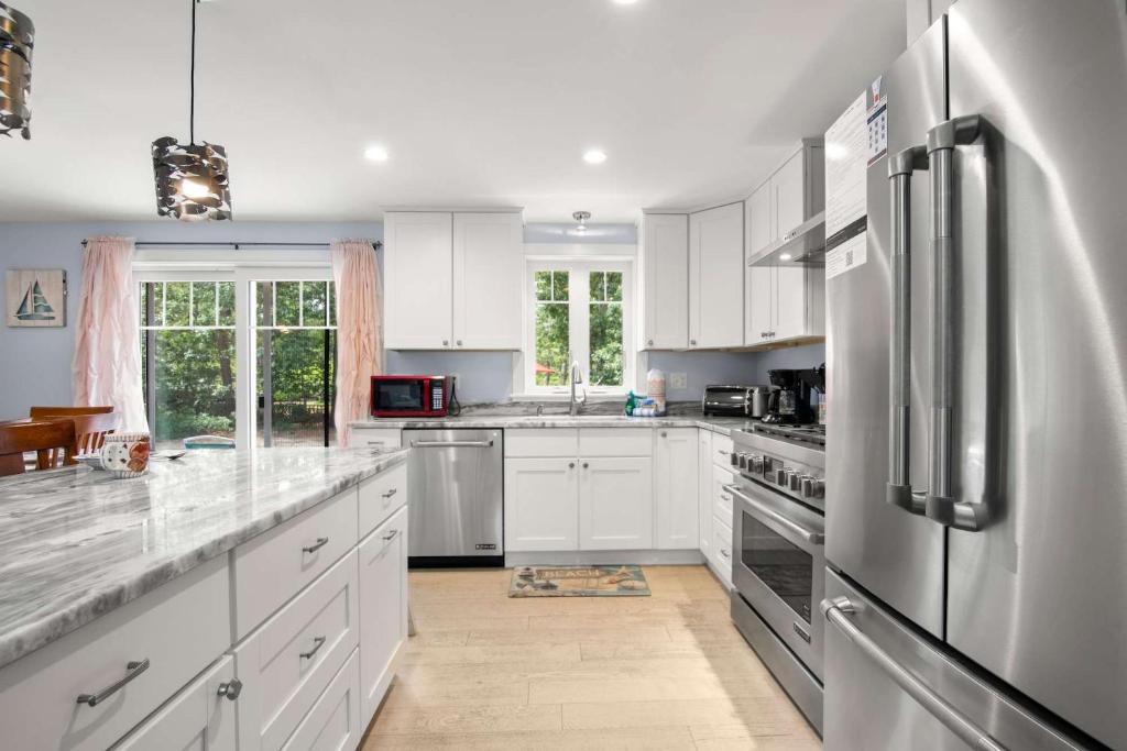 Charming Getaway with Hot Tub Dog Friendly, Eastham