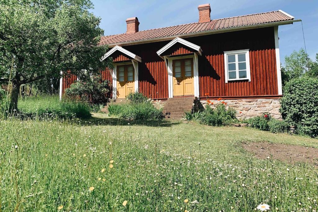 The worker's residence - Cozy cottage by Österplana meadow, Hällekis