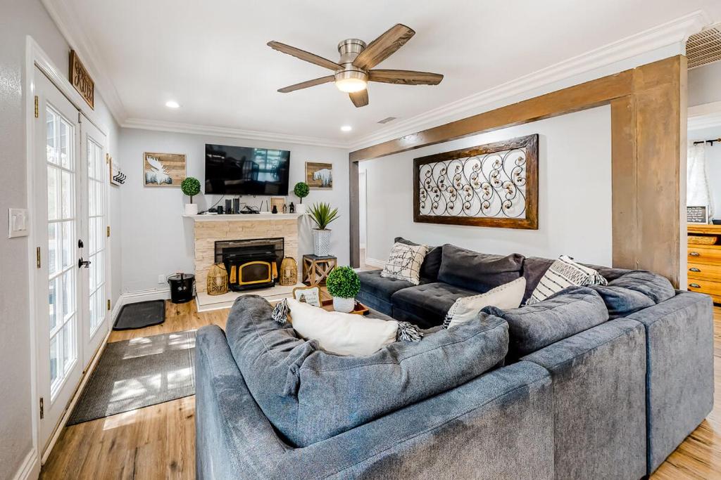 Brewer Escape ~ Modern, newly renovated escape with mountain views - five minutes to town, Sugarloaf