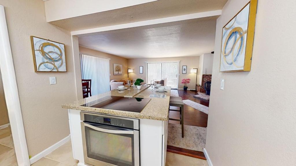 Spacious stay with king beds for up to 8 guests, Auburn