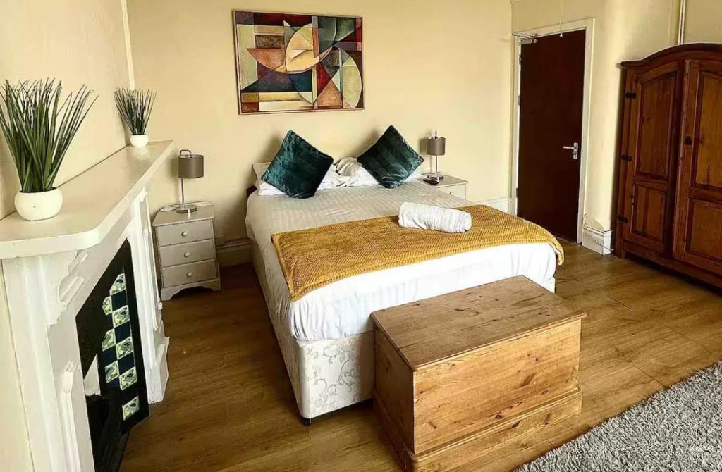 106 Brynmill - Room 1 - Sea views, Sketty