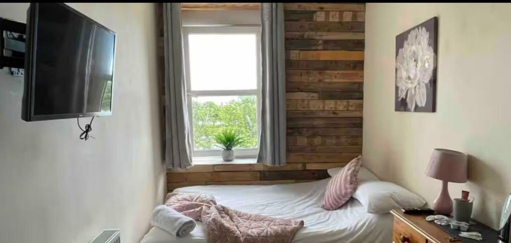 106 Brynmill - Room 6 - Sea views, Sketty