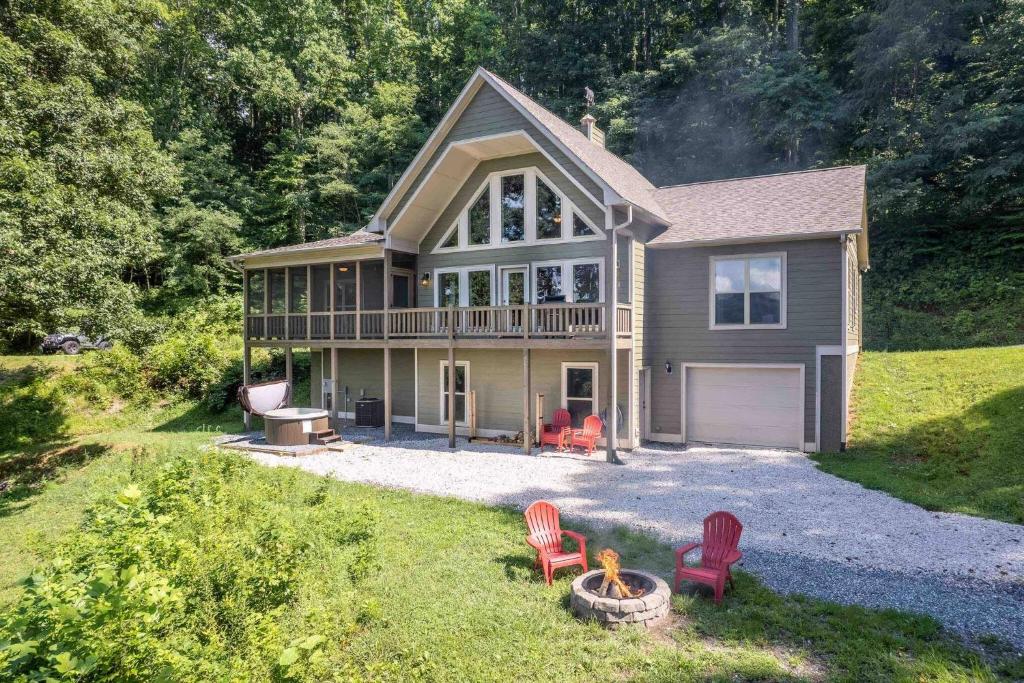 Smoky Mtn Escape, Near GSMNP, Bryson City, and Sylva, Whittier