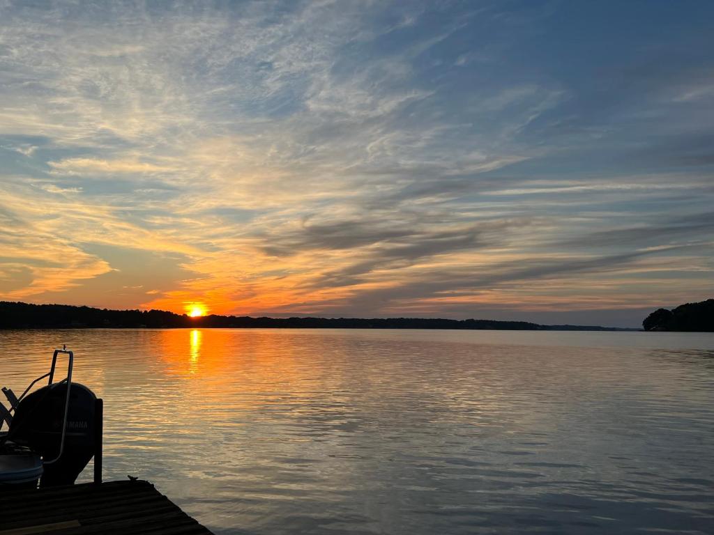 Sunrise Pointe - Amazing Waterfront, Views, Dock!, Henrico