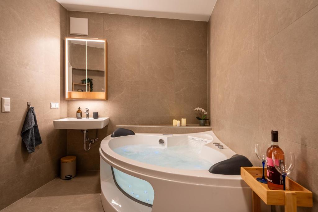 Wellness Altstadt Suite - Sauna, Whirlpool & Free Parking by HERO HOMES Graz - 3