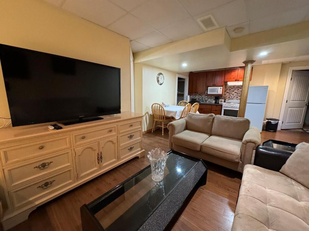 Spacious and beautiful lower Apartment, Chestermere